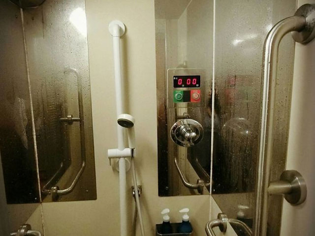 Nobinobi thì không có phòng tắm riêng, nhưng hành khách có thể mua dịch vụ để sử dụng bồn tắm công cộng trong vòng 6 phút. (