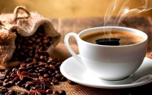 Đồ uống có caffein có thể khiến tim đập nhanh.