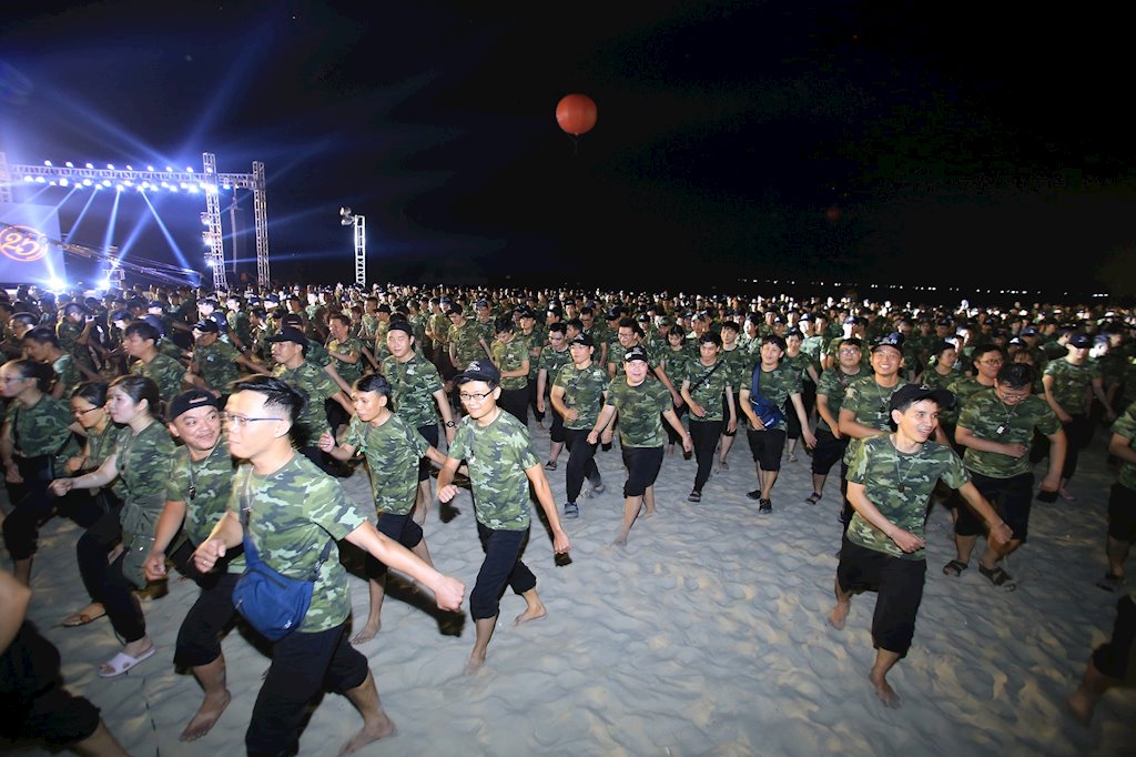 Gần 3000 người FPT IS cùng hát quốc ca đón Hành trình ngày mới chào tuổi 25