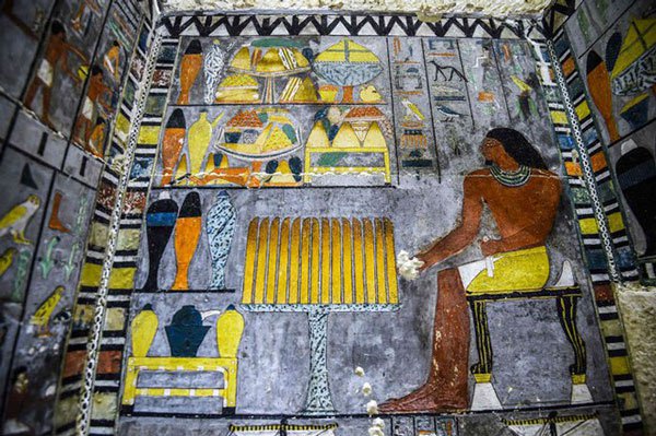 Các bức tranh tường bên trong có mô tả cảnh Khuwy đang ngồi cạnh bàn 2