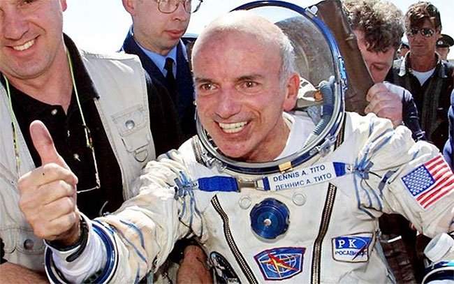 Dennis Tito là khách du lịch vũ trụ đầu tiên trên thế giới.