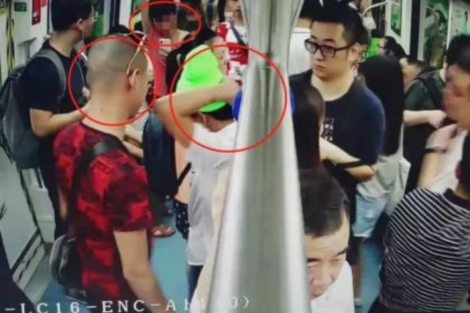 3 thanh niên xộ khám vì làm video prank bằng cách hét lên CÓ MÌN! trong tàu điện ngầm - Ảnh 1.