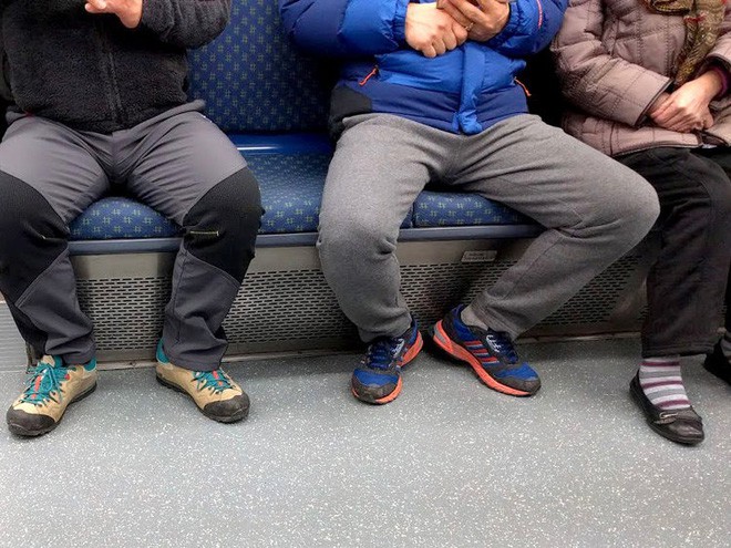3 thanh niên xộ khám vì làm video prank bằng cách hét lên CÓ MÌN! trong tàu điện ngầm - Ảnh 2.