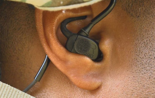 Tai nghe sử dụng các micro nhỏ đặt ở bên trong và ngoài ống tai của người lính.