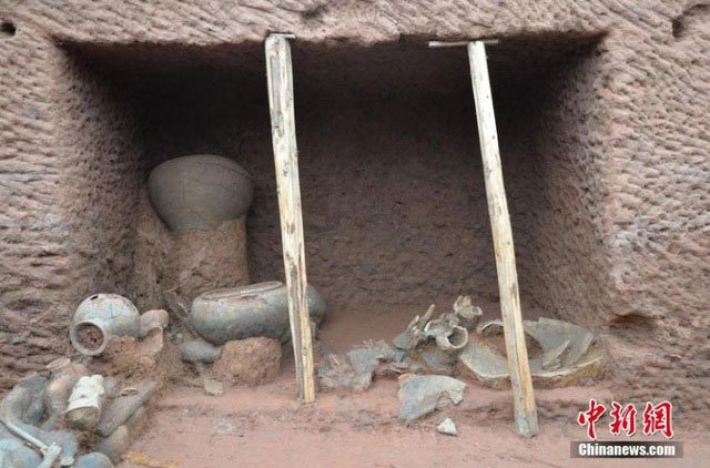 Cấu trúc bên trong của một ngôi mộ, với nhiều món đồ gốm sứ, đồ tạo tác được tìm thấy.