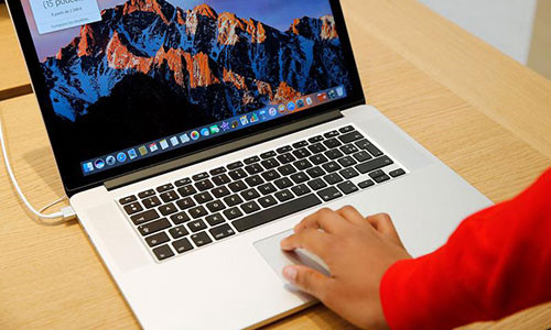 Apple thu hoi hang loat MacBook Pro do pin qua nhiet