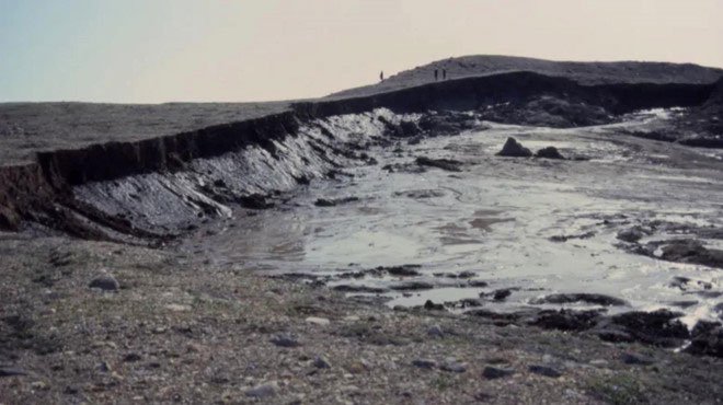 Tầng đất đóng băng vĩnh cửu tan chảy ở đảo Banks.
