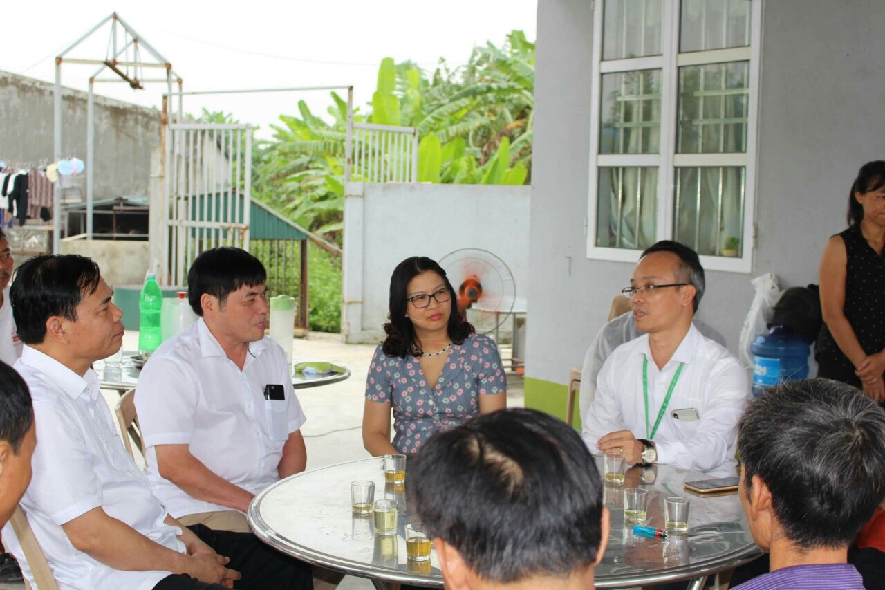 PGS.TS Lê Văn Phan (bìa phải) , trưởng nhóm nghiên cứu vaccine phòng dịch tả lợn châu Phi của Học viện Nông nghiệp Việt Nam đang trao đổi cùng đoàn công tác của Bộ trưởng Nguyễn Xuân Cường tại cơ sở nuôi và thử nghiệm vaccine. Ảnh: NVCC.