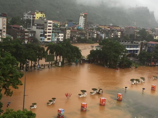Mưa lớn kéo dài tại Hà Giang, đường phố biến thành sông, ô tô chìm nghỉm trong biển nước