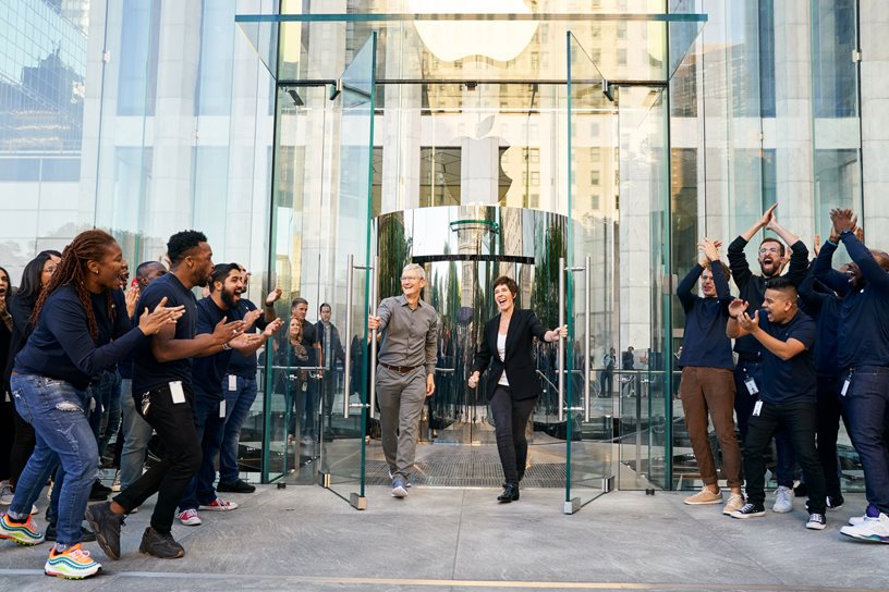 Bên trong Apple Store Fifth Avenue huyền thoại ngày mở cửa trở lại