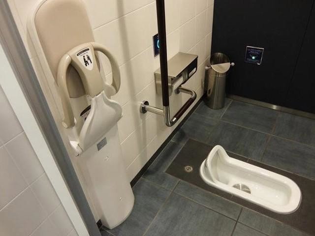 Nhà vệ sinh kiểu ngồi xổm ở Nhật Bản.