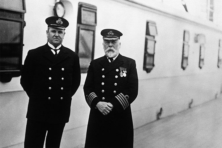 Thuyền trưởng Edward John Smith (bên phải)