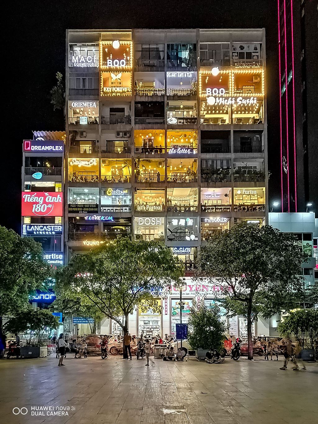 Sài Gòn đêm lung linh qua ống kính Huawei Nova 3i ảnh 2