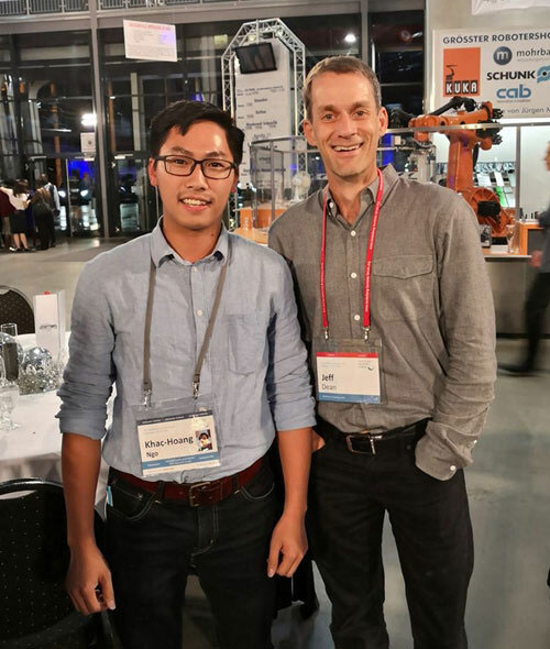 Hoàng (bên trái) cùng Jeffrey Dean- Trưởng viện nghiên cứu Google AI toàn cầu tại diễn đàn HLF 2019.