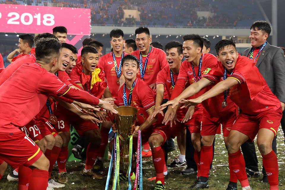 VinaPhone trao tặng 2 tỷ đồng tiền mặt cho Đội tuyển quốc gia Việt Nam | VinaPhone đã trao 2 tỷ đồng thưởng tuyển Việt Nam ghi bàn 2 trận chung kết AFF Cup 2018