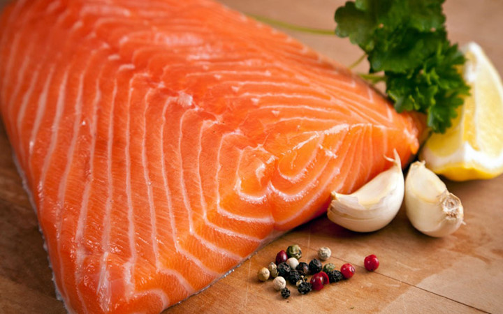 Tăng cường ăn các thực phẩm chất béo omega-3 có tác dụng ngăn chặn các phản ứng viêm tấy trên đường hô hấp