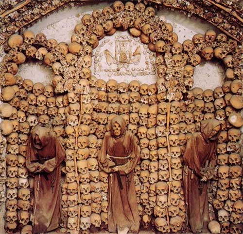 Hầm mộ Capuchin ở Rome, Italy gồm nhiều xác ướp chen chúc nhau trong một căn phòng 