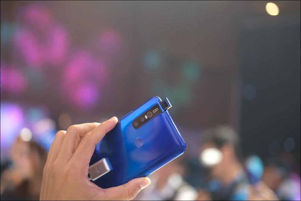 Vivo tung V15 với camera tàng hình, màn hình tràn, giá bán 7,99 triệu đồng