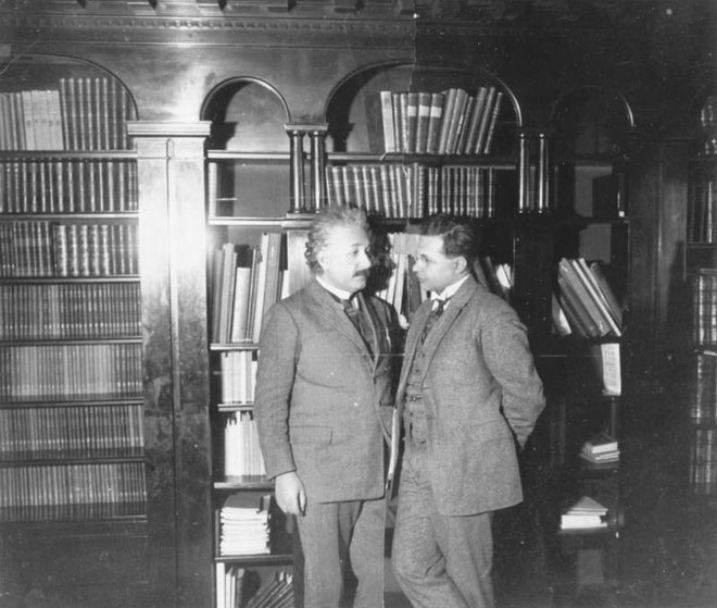 Hai cha con Albert Einstein và Hans Albert vào năm 1927. 