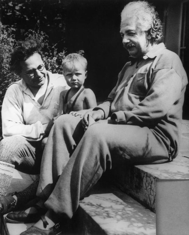 Hai cha con Albert Einstein và cháu Bernhard vào năm 1936.