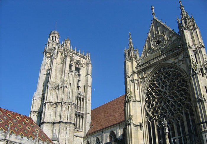 Kiến trúc gothic được thể hiện rõ rệt nhất và đẹp nhất trong các nhà thờ lớn