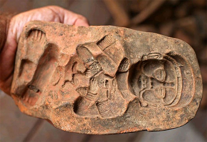 Các nhà khảo cổ học vẫn phục hồi hơn 400 mảnh tượng nhỏ và khuôn để chế tạo chúng