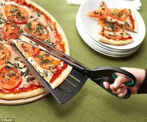 Vì sao lại phải cần đề cắt pizza khi bạn có thể dùng kéo... và một vỉ cắt.
