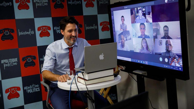 Thu tuong Canada hop online bang laptop HP nhung dan logo Apple