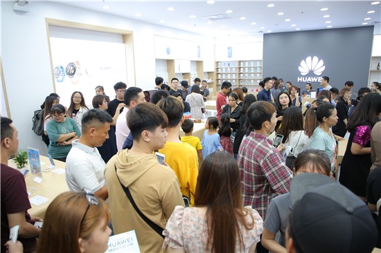 Huawei khai trương cửa hàng thứ 6 tại Việt Nam