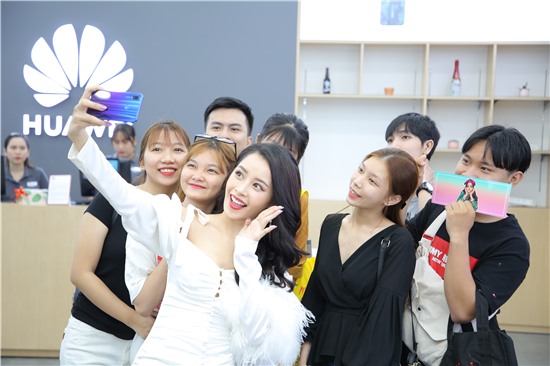 Huawei khai trương cửa hàng thứ 6 tại Việt Nam