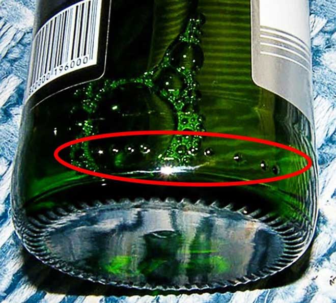Những điểm tròn trên đáy chai có ý nghĩa gì?