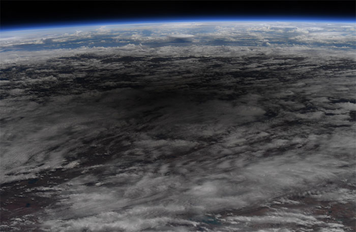 Phi hành gia công bố bốn bức ảnh chụp bóng nhật thực chiếu xuống bề mặt Trái đất.