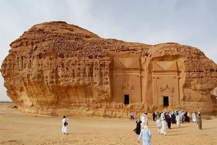 Lâu đài cô đơn nổi bật giữa sa mạc còn nguyên vẹn sau hàng ngàn năm.