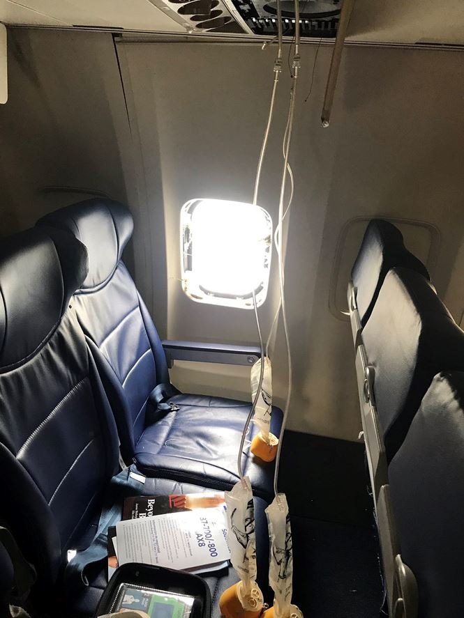 Ô cửa kính vỡ toang hút hành khách khỏi máy bay.