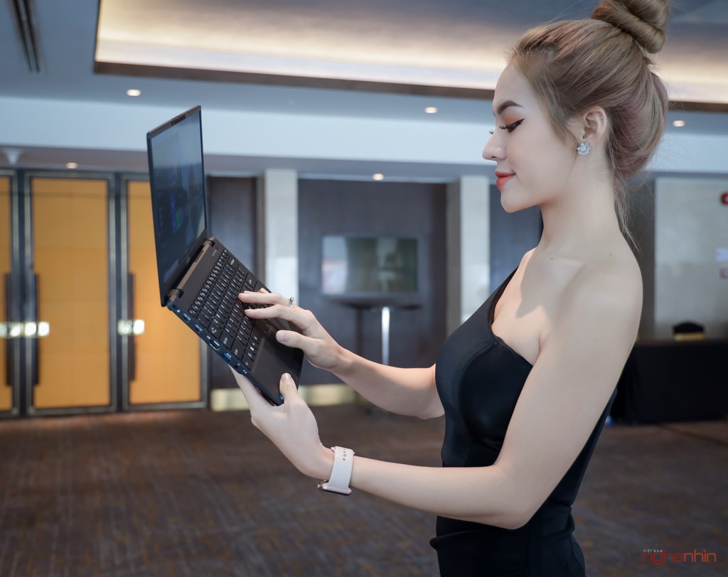 Laptop siêu mỏng nhẹ Fujitsu UH-X ra mắt tại Việt Nam giá từ 30 triệu ảnh 1
