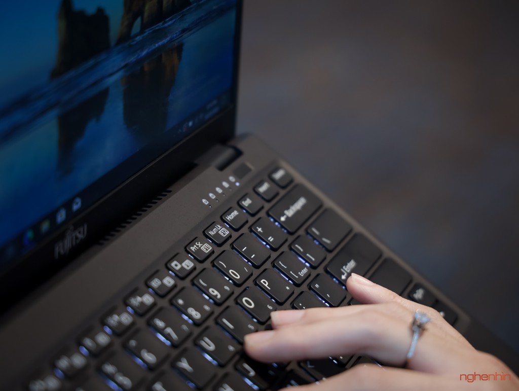 Laptop siêu mỏng nhẹ Fujitsu UH-X ra mắt tại Việt Nam giá từ 30 triệu ảnh 4