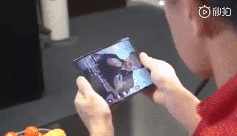 Smartphone màn hình gập bất ngờ xuất hiện trên tay chủ tịch Xiaomi ảnh 1