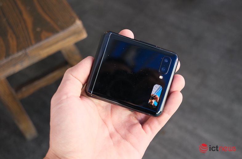 Trải nghiệm Galaxy Z Flip: Có nên mua điện thoại nắp gập không?