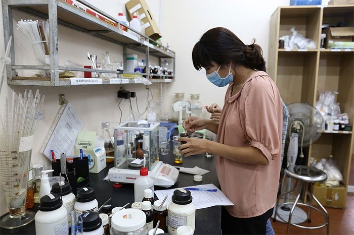 Nhóm nghiên cứu đang điều chế thuốc trong phòng thí nghiệm.