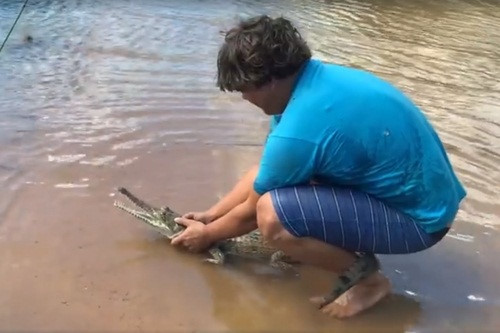 Sốc thanh niên tay không bắt cá sấu bằng kỹ thuật cổ xưa