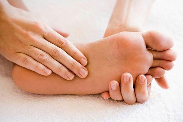 Thoa gừng vào lòng bàn chân giúp loại bỏ độ ẩm, loại bỏ chất độc trong cơ thể.