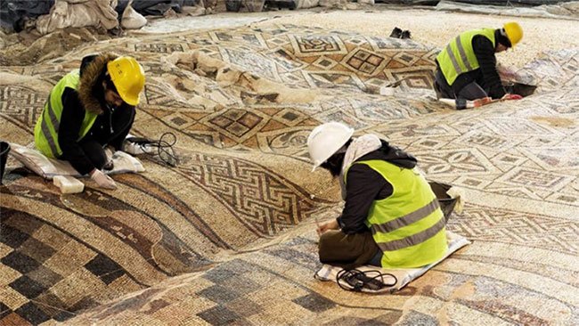 Một góc mặt sàn chứa bức tranh khảm gốm rộng tổng cộng hơn 1.000 mét vuông