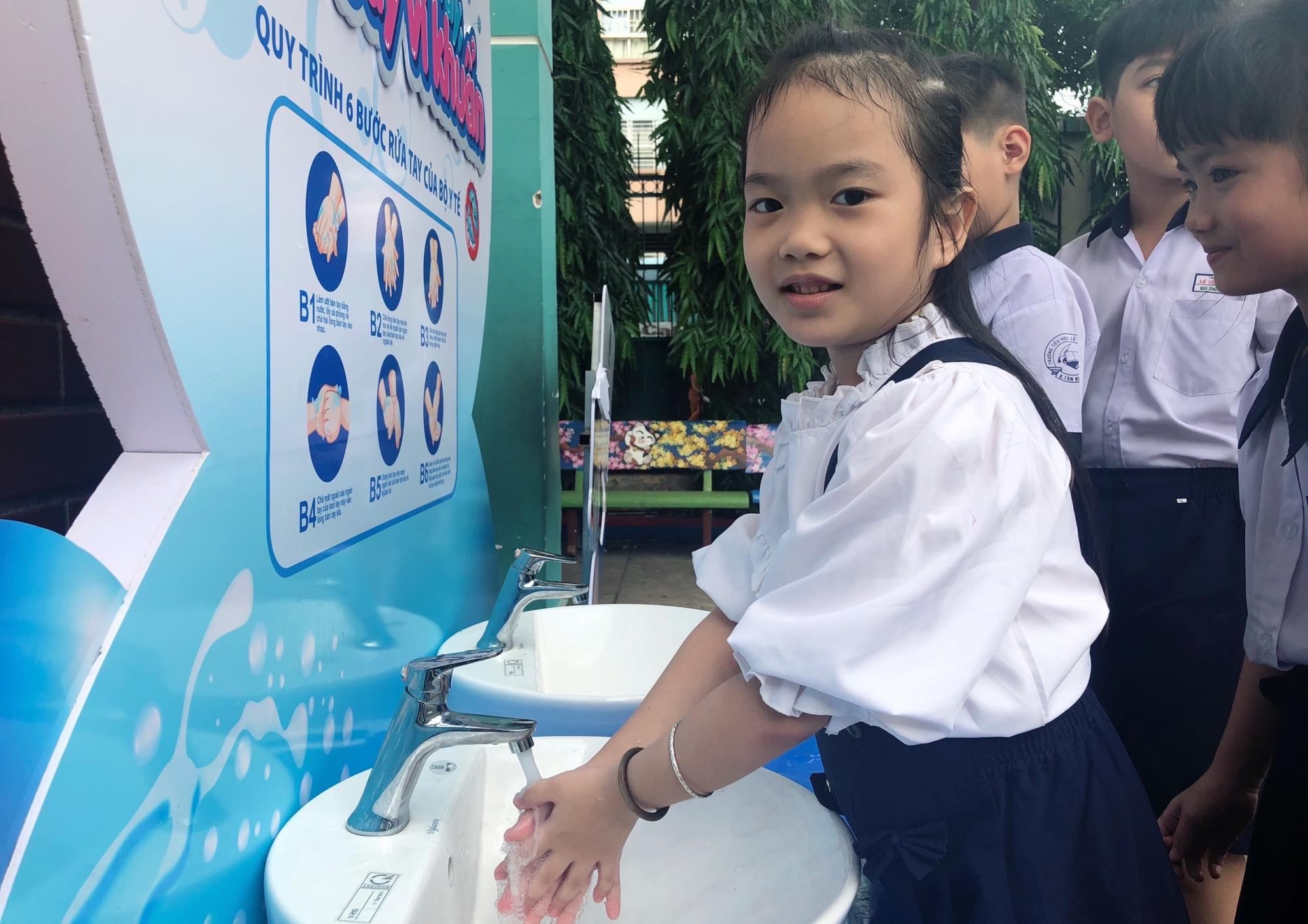 Viglacera lắp đặt miễn phí 10 trạm rửa tay kháng khuẩn tại các trường tiểu học TP.HCM