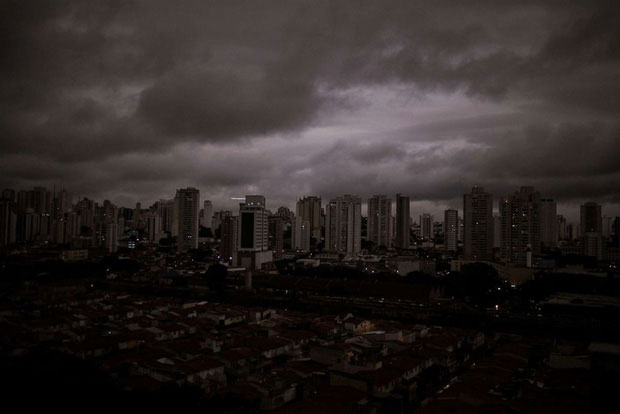 Cư dân thành phố São Paolo chìm trong những 