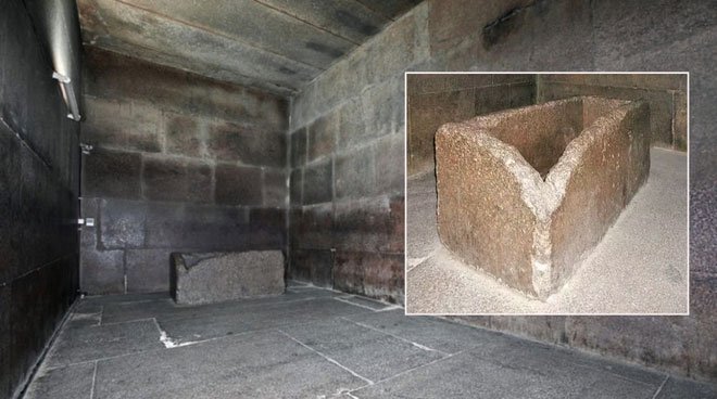 Phòng chôn cất và quan tài đá trong Kim tự tháp Khufu bị cho là quá đơn giản.