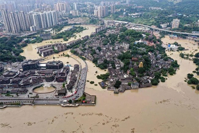 Lũ lụt nhấn chìm thành phố Trùng Khánh, tây nam Trung Quốc.