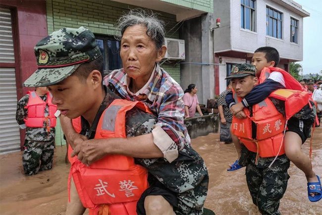 Binh lính sơ tán người dân ở tỉnh Tứ Xuyên.