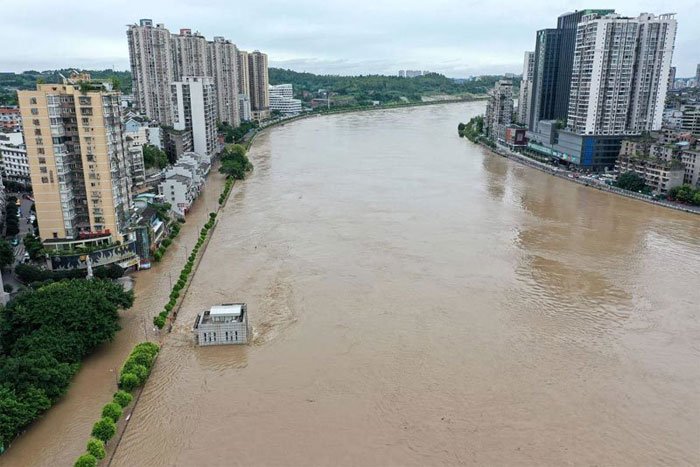 Nước sông Tuojiang tràn bờ gây ngập lụt ở Tứ Xuyên.