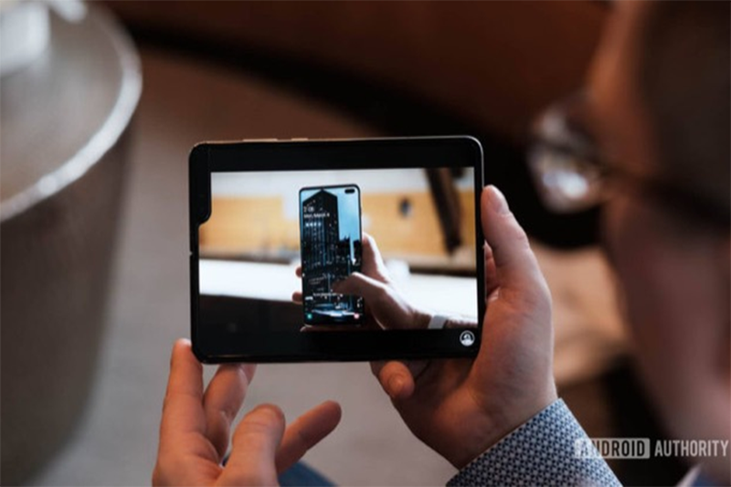 Samsung khuyen nguoi dung Galaxy Fold “Cam may can than“
