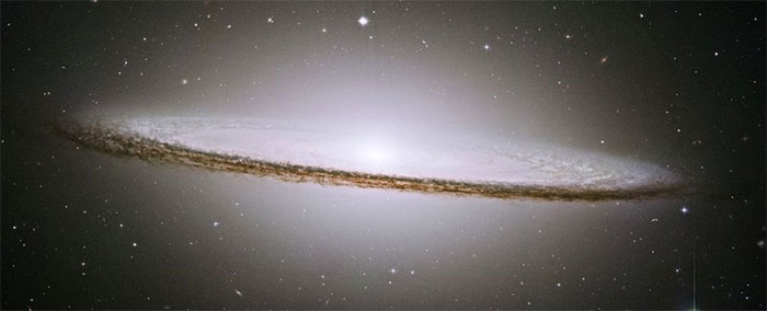 Thiên hà Sombrero là một ví dụ về thiên hà loại LINER.